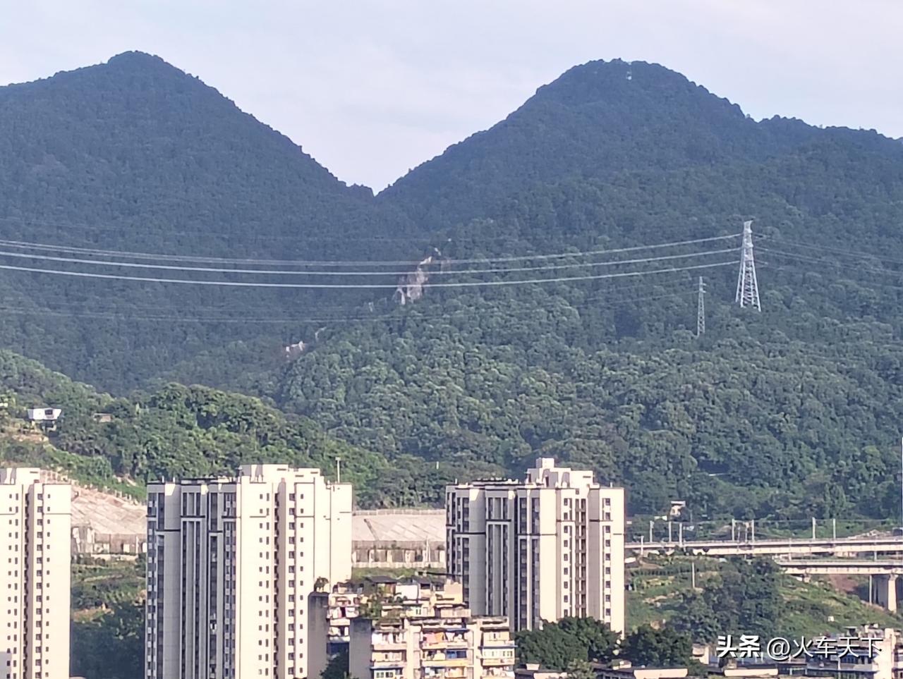 上周重庆比较凉快，一些自媒体账号就说重庆怎么还不热，进入7月重庆随即升温，手机查