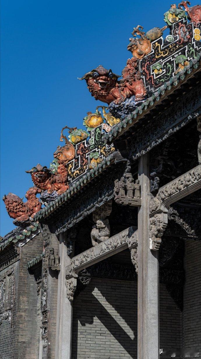 
秋游 “天下第一祠”——广州陈家祠，
被誉为“岭南建筑艺术明珠”
热闹的屋顶 