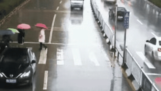 又来了一出？
是雨天路滑吗？不是，是打着伞看不清行驶的车辆吗？也不是，是自以为是