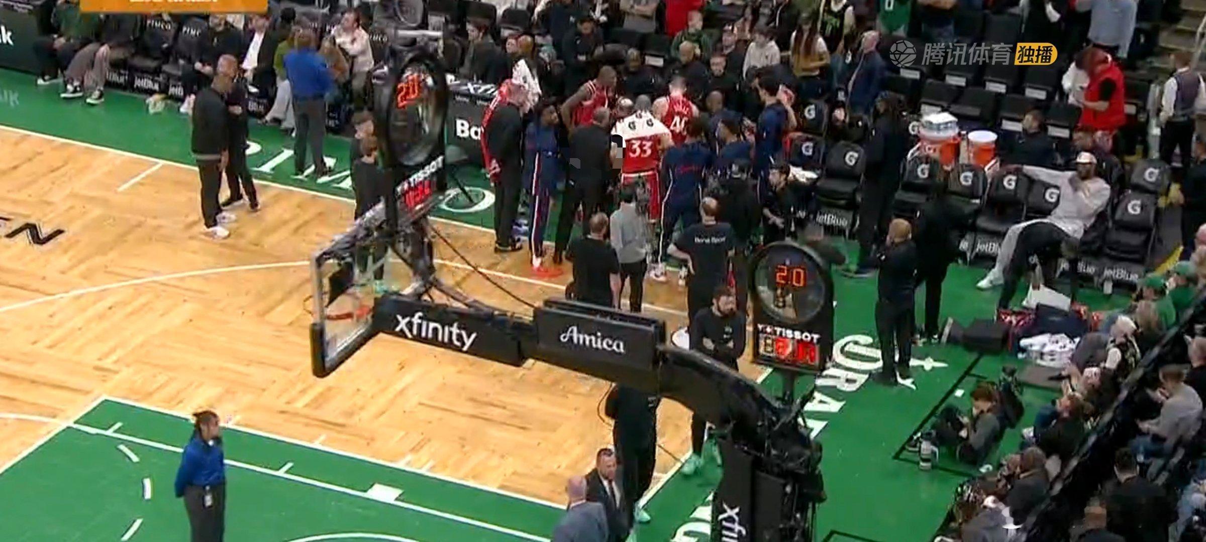 快船最后一攻的战术设计堪称精妙，只剩两秒后场发底线球也给刚刚连进两个三分的哈登创