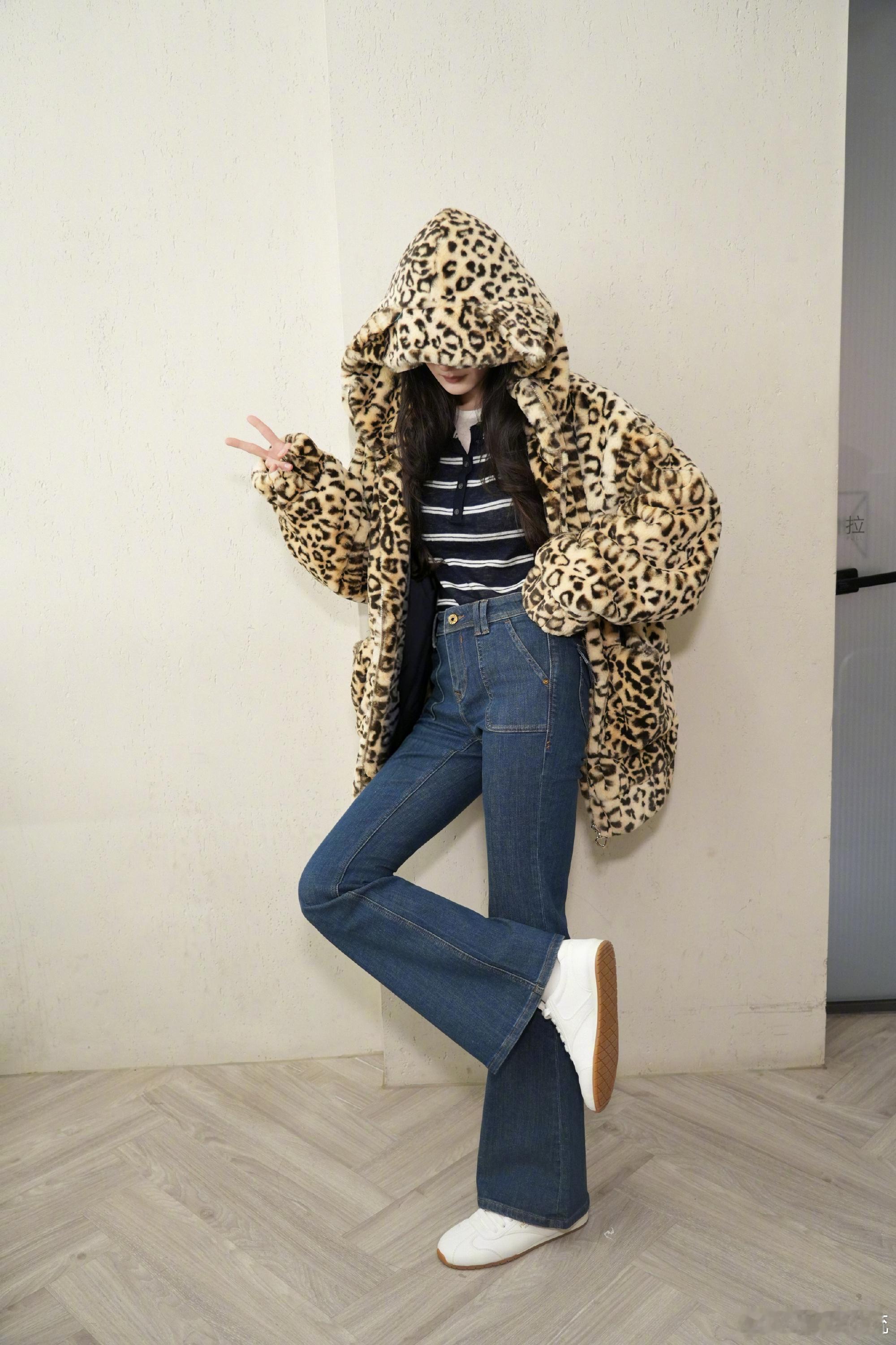 杨幂豹纹look  杨幂豹纹外套，今天豹好看 