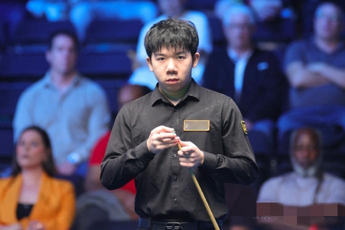 刚刚结束了一场2025年斯诺克苏格兰公开赛首轮比赛，卫冕冠军、世界排名第30位的