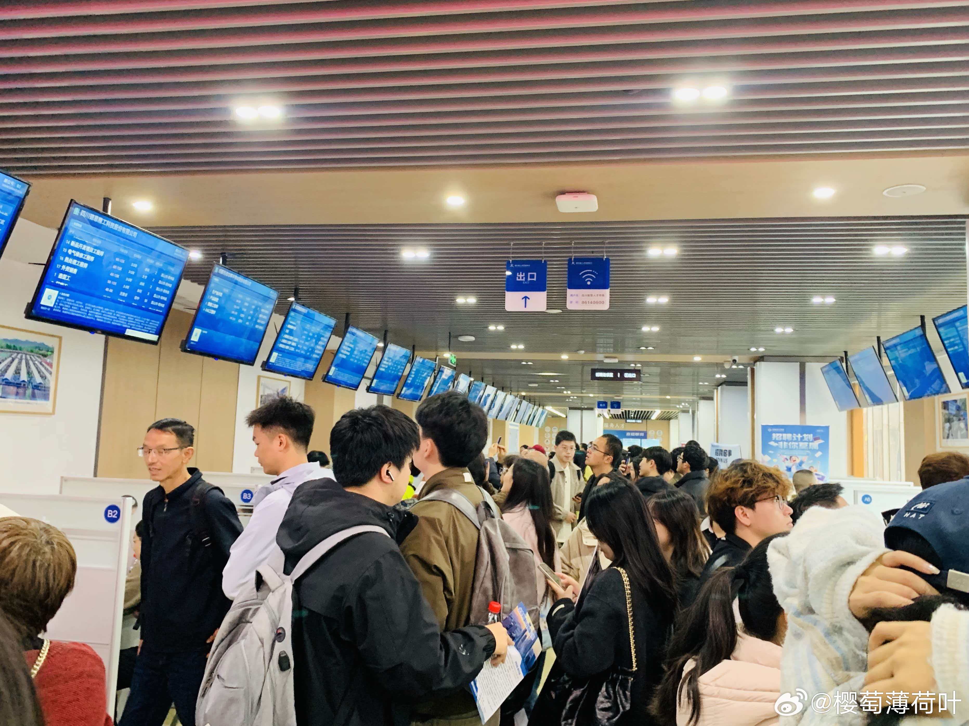 还得是这届四川大学生会整活四川高校学生毕业有多拼 青春不设限，求职不躺平！成都毕