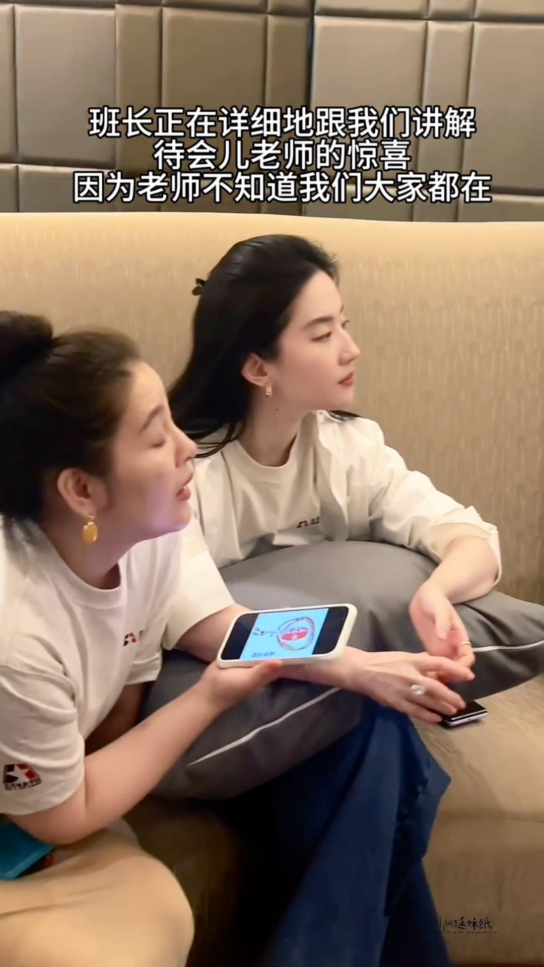 刘亦菲回北电和同学聚会 🎞捉住奶宝宝一只
