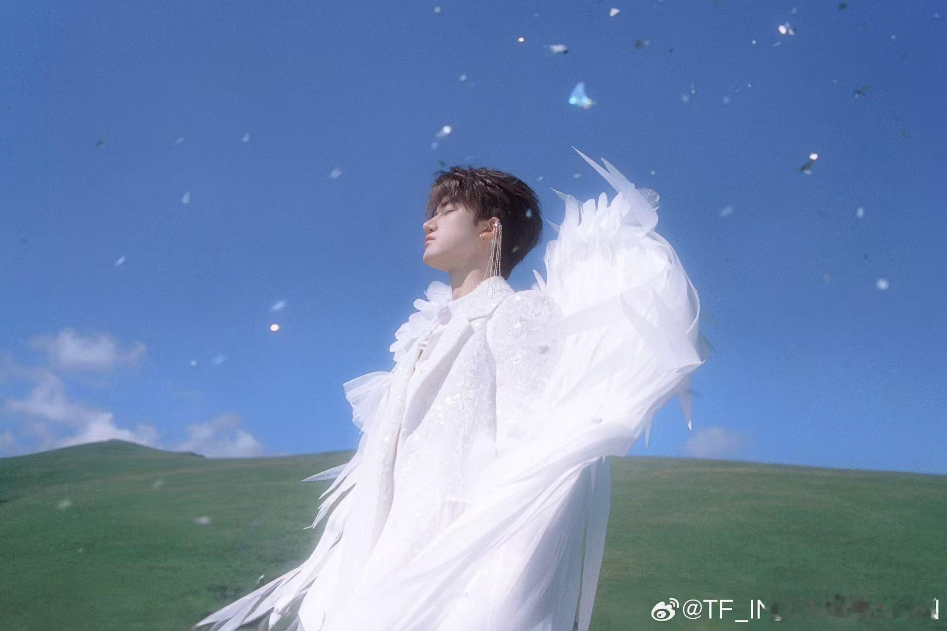 邓佳鑫生日直播 宝宝生日快乐！你是我们的快乐源泉，每一次直播都让我们笑出声来，祝