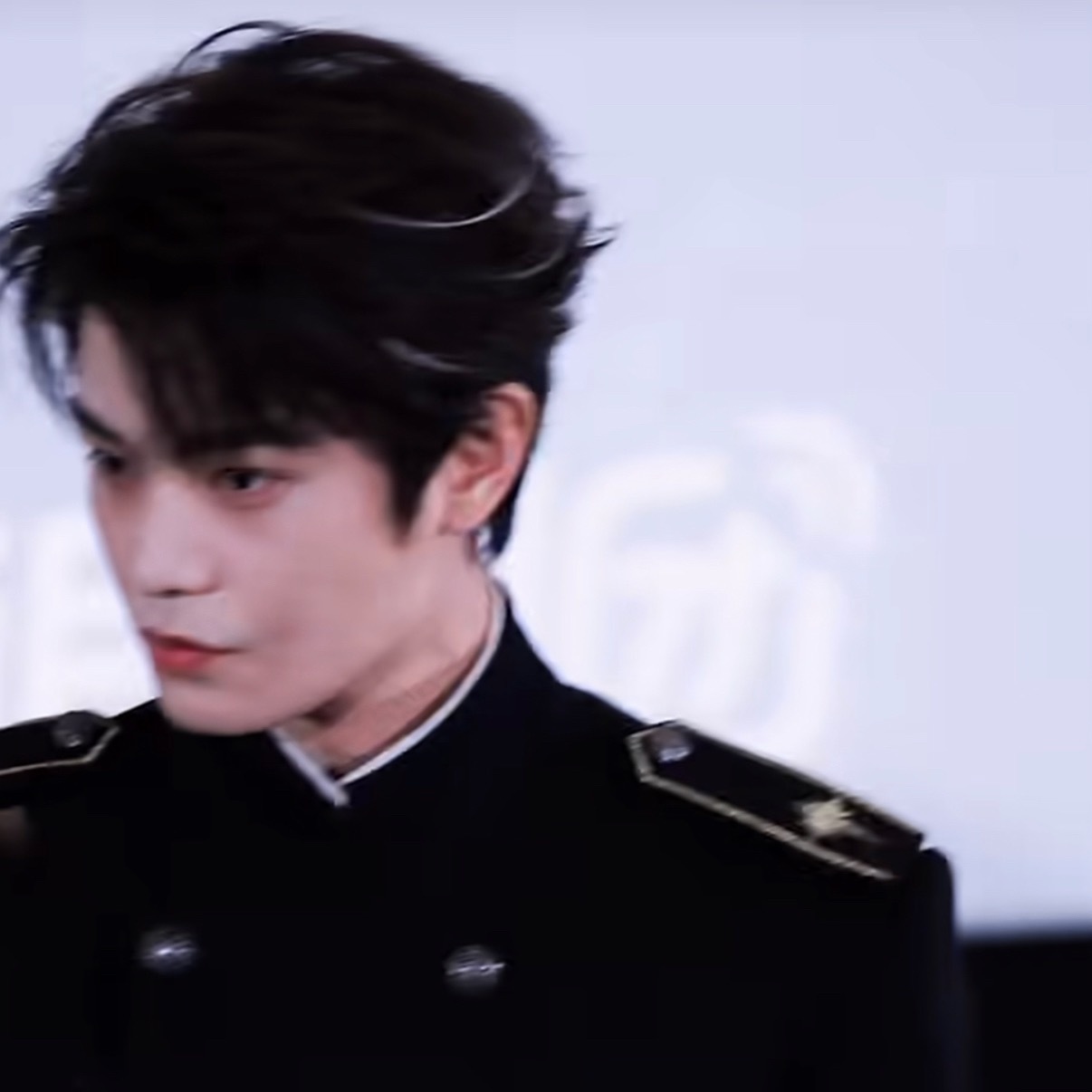丁禹兮踩着进行曲入场感觉丁禹兮不太高兴呢，在和粉丝们挂脸？ 