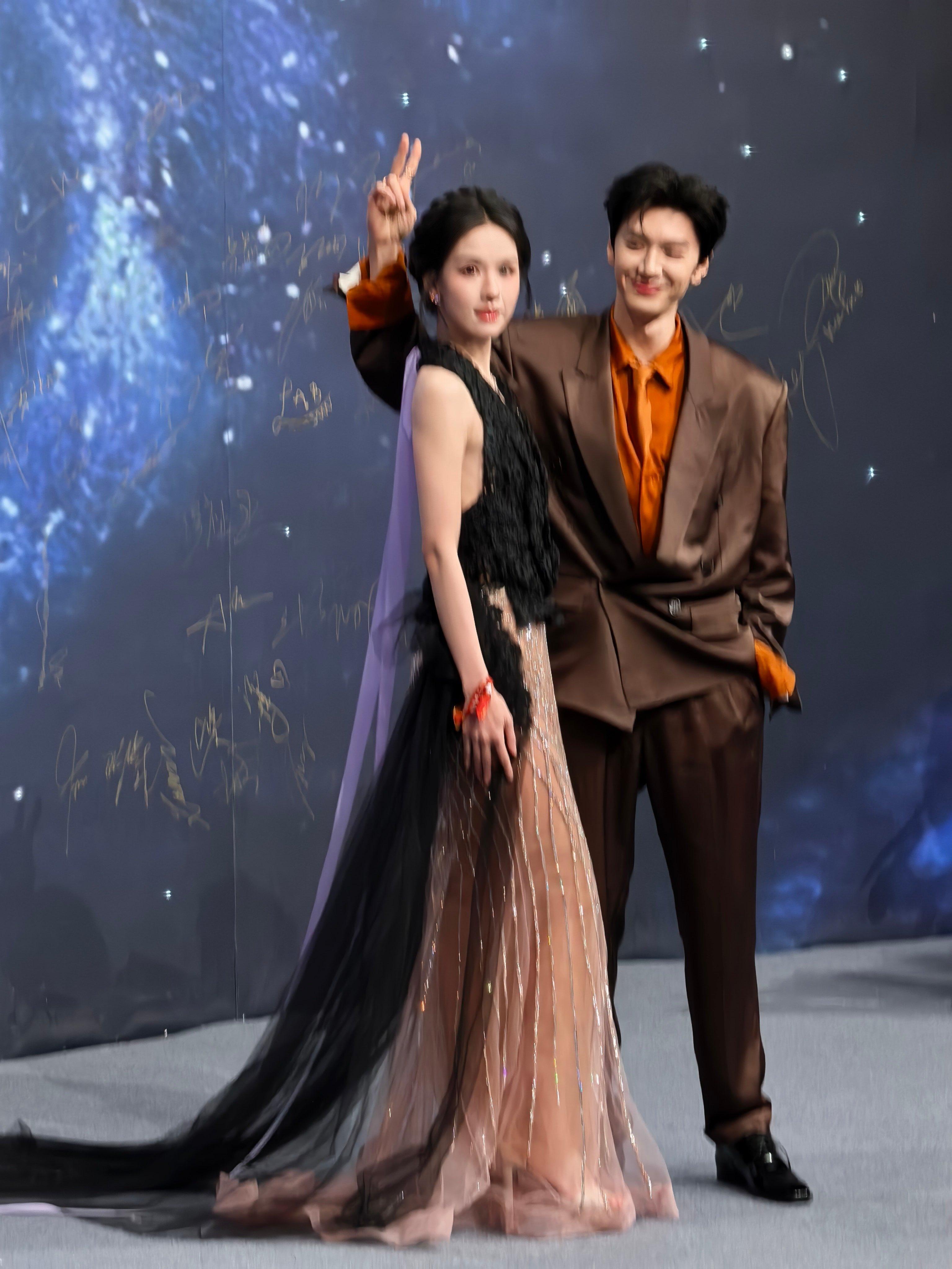 继续分享第二波昨天微博之夜的现场照片～你们觉得谁昨天的造型最闪耀✨杨幂微博QUE