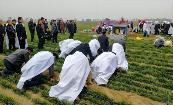 贵州六盘水，一男子办理丧事期间，一位邻居在未获得他授权的情况下帮忙燃放烟花，岂料