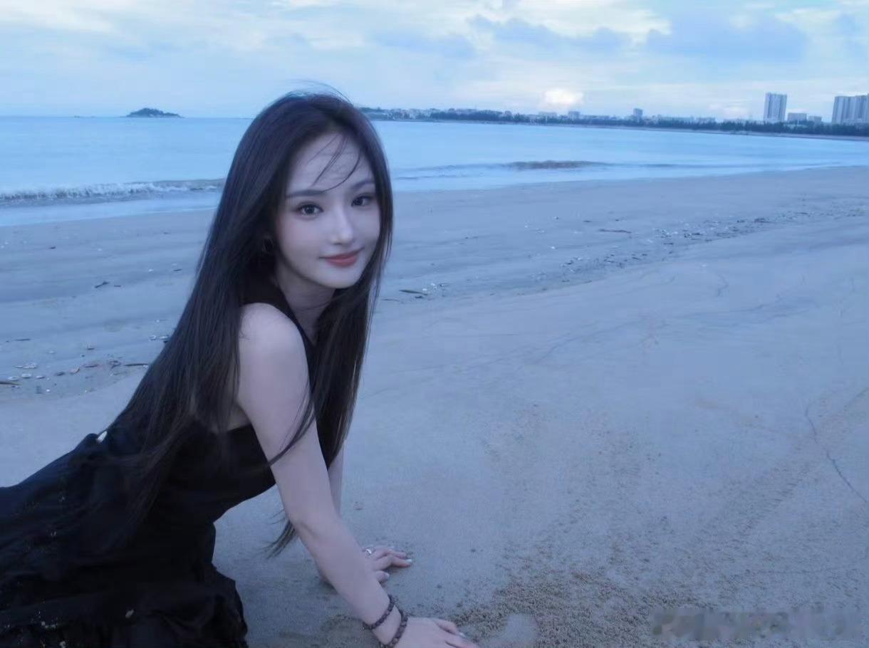吴佳怡坠入夜色的他剧照 不断尝试全新戏路，吴佳怡用作品证明实力。此次演绎身处困境