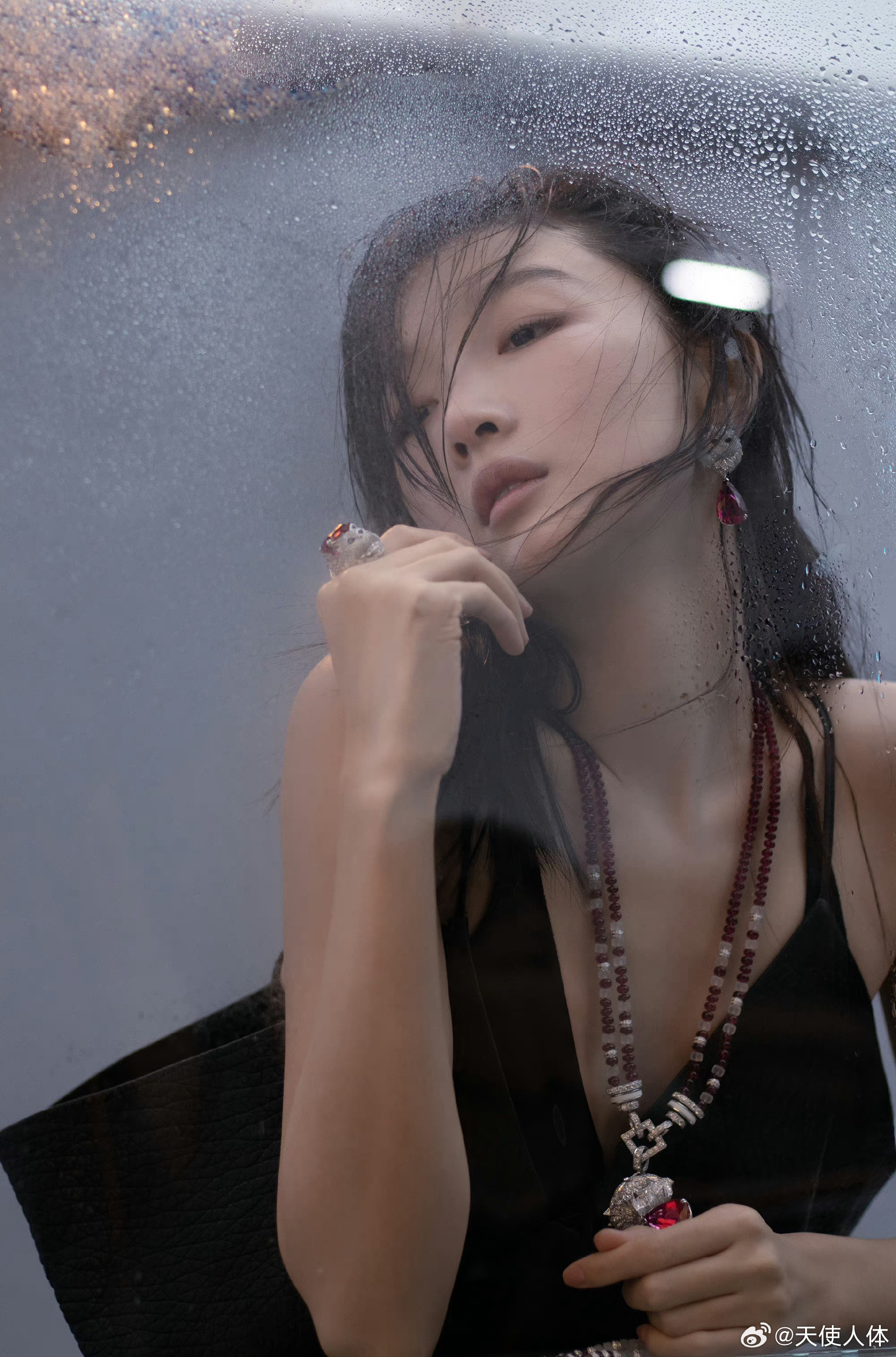 周冬雨，一袭黑色吊带裙氛围写真。周冬雨