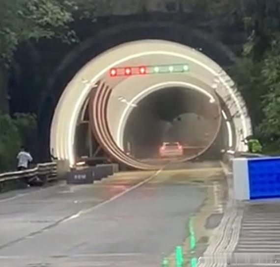 现实中不允许驾驶员做极度高危的工作，而且估计也没人敢这么干，所以岚图追光S做隧道
