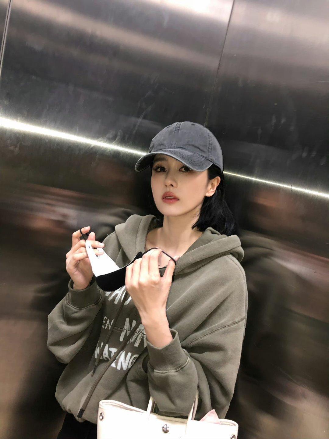 白鹿电梯出图此女的状态已经巨无敌了，怎么看都怎么美。 ​​​