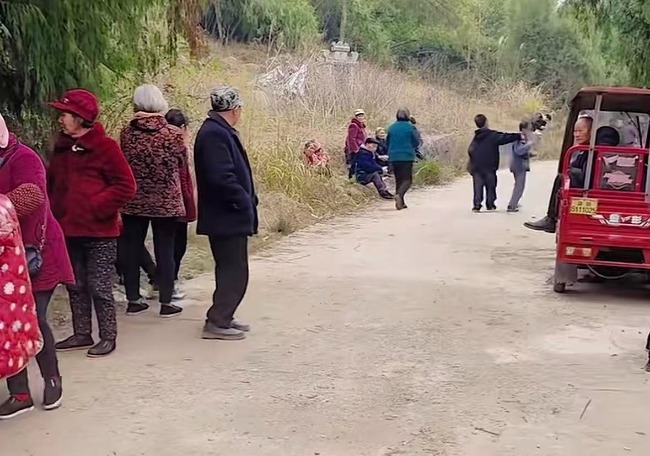 【#湖南一地祭扫现场发钱众村民聚集墓地#，官方回应：系极个别现象，多部门联合倡议