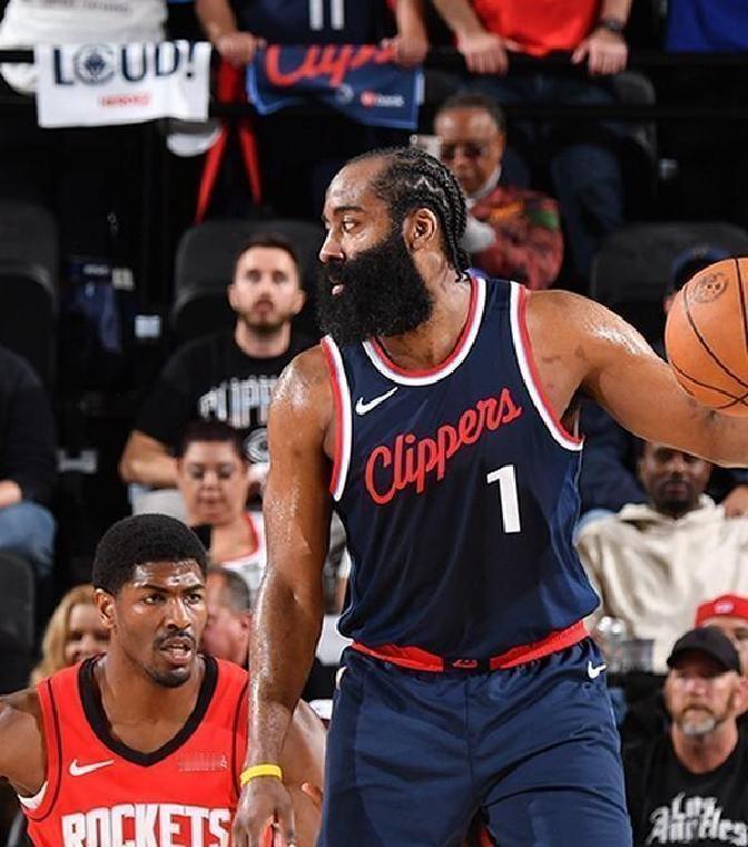 火箭队这赛季玩得风生水起，开局12胜4负，直接杀进西部前列，杜兰特一落地就变身得