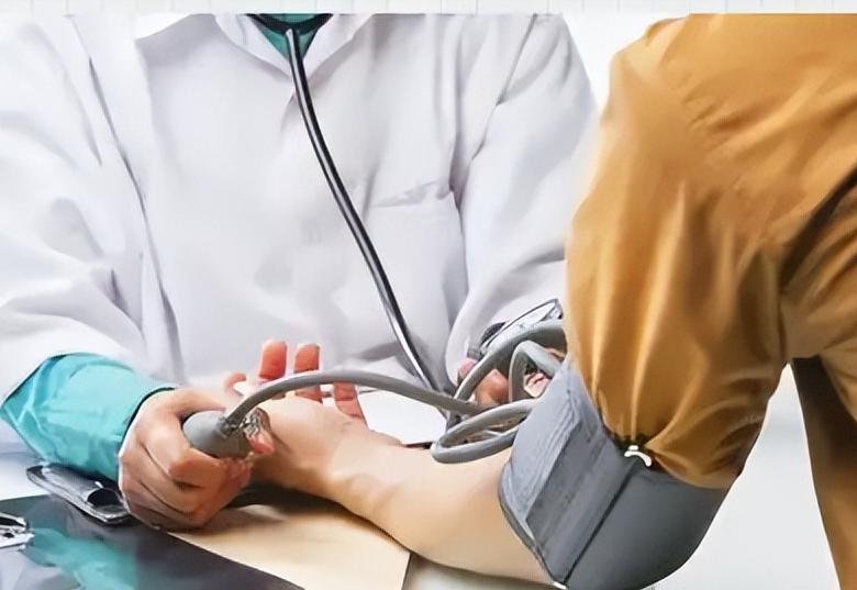 气温一高，脑梗就多。最近医院急诊室排满了人，医生一句话扎心了：“高血压的，天气热