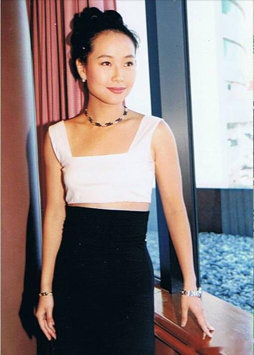 叶童复刻40年前海报 与梦幻联动，致敬1986年《偶然》！40年光阴流转，叶童依