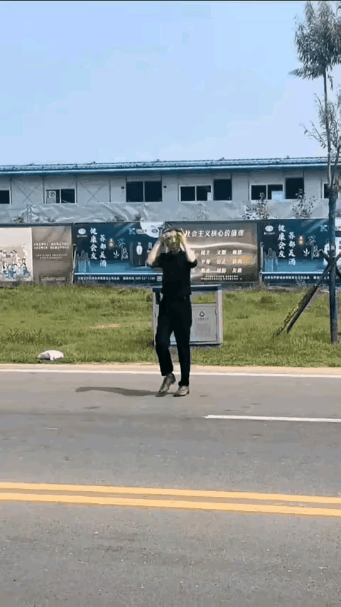 原来是“他”啊？
又看花眼了一次？不就是一个扔垃圾的妇女吗？有什么稀奇的，还大惊