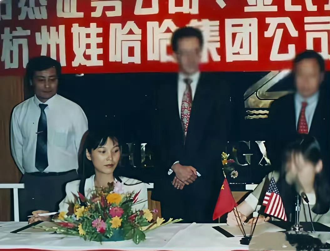 1995年，宗庆后带杜建英去香港开展业务，杜与美方代表签字，那时两人就在一起了。