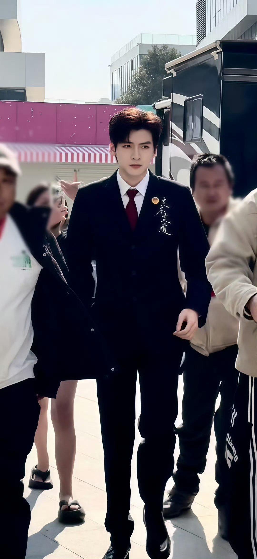 翟潇闻 体制内帅哥非常周正的脸！！！盘条靓顺 