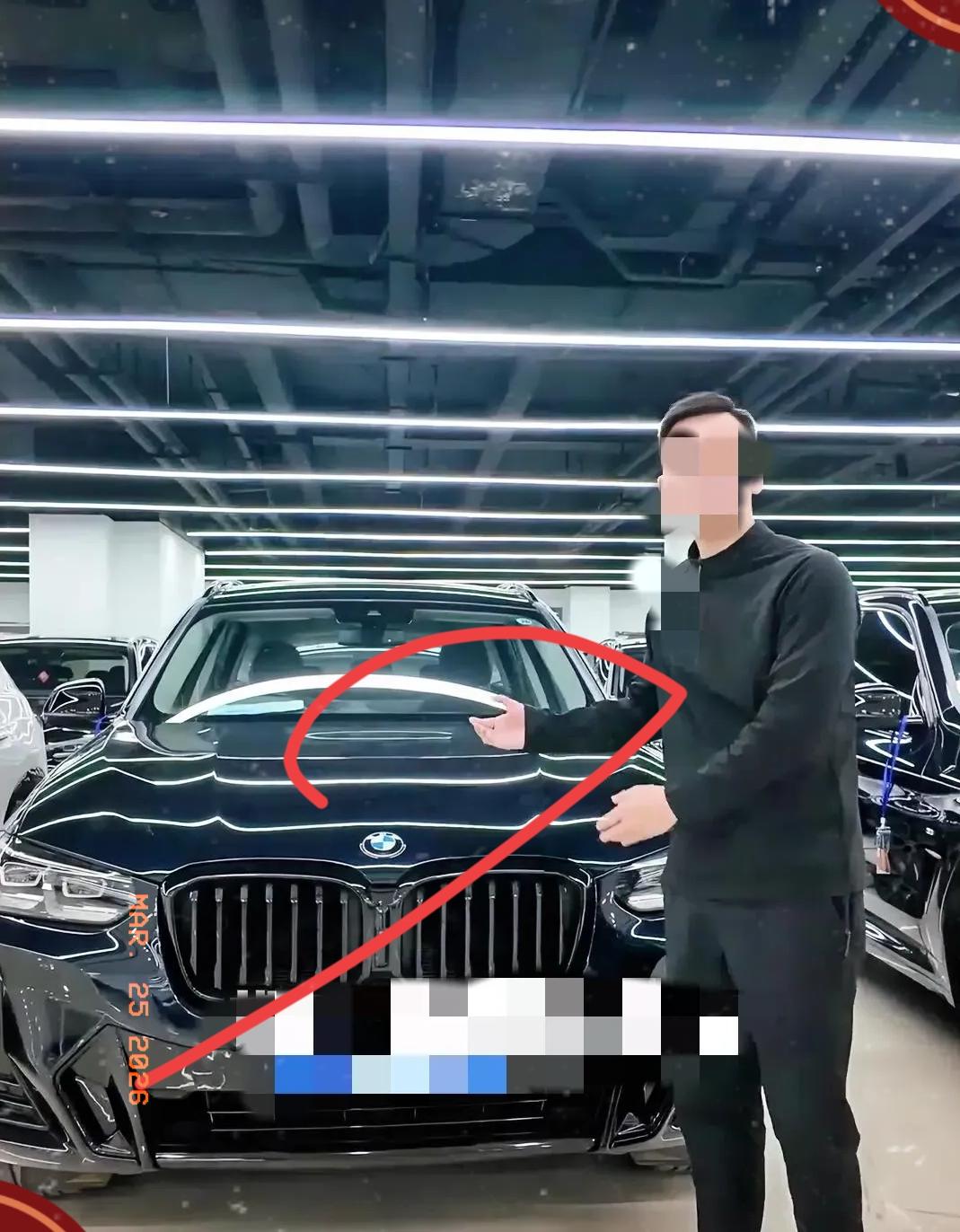 男子付了十四万，把二手轿车开回家，洗车时发现后备箱锁扣不对劲，撬开后见夹层里塞着