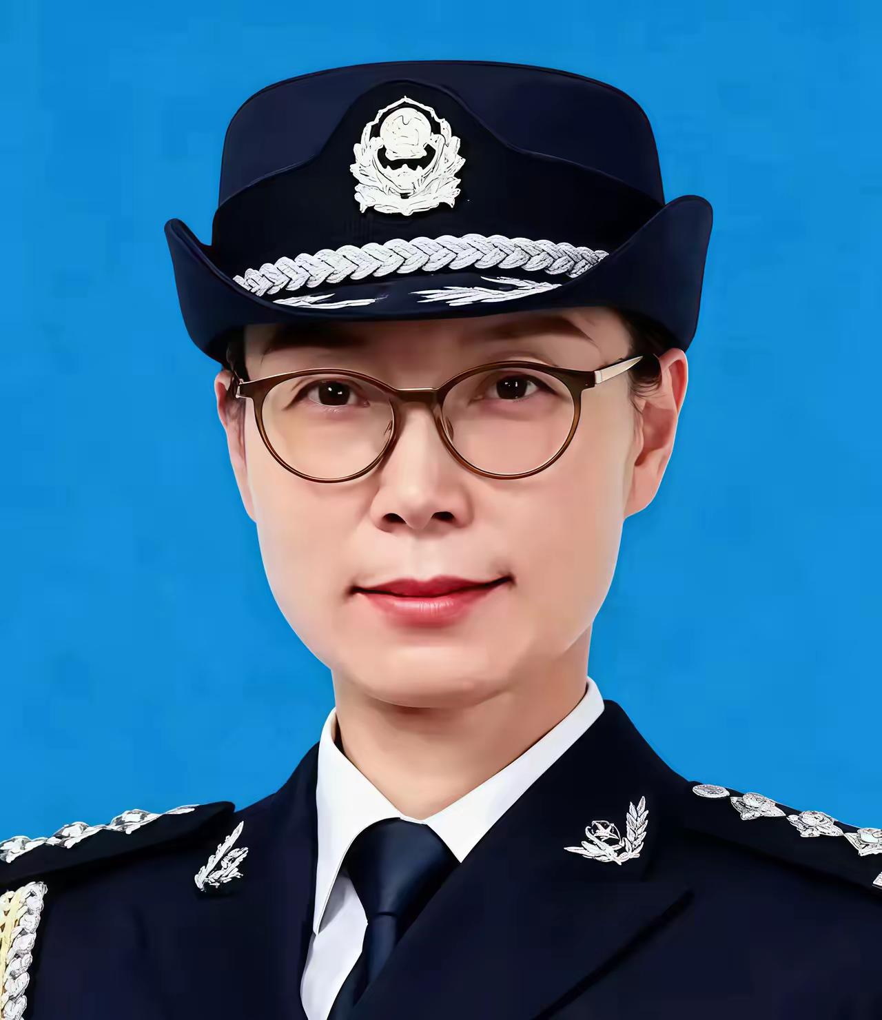 王泽郁站在镜子前整理警服，手指轻轻抚过肩章，再过几个月，这副担子就要卸下了。55