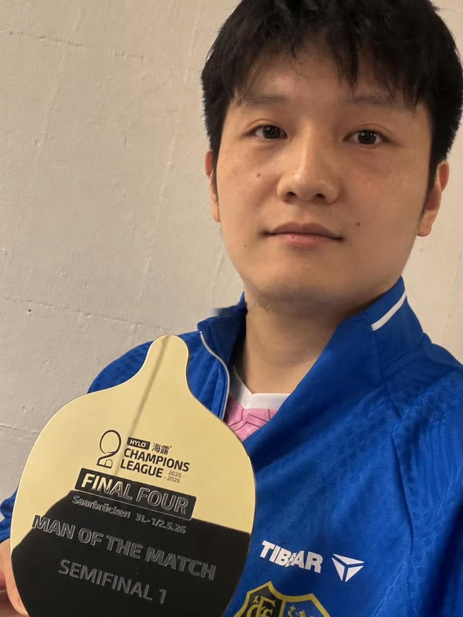 樊振东代表德国萨尔布吕肯俱乐部出战欧冠半决赛，作为第一单打以3-0零封波兰选手雷