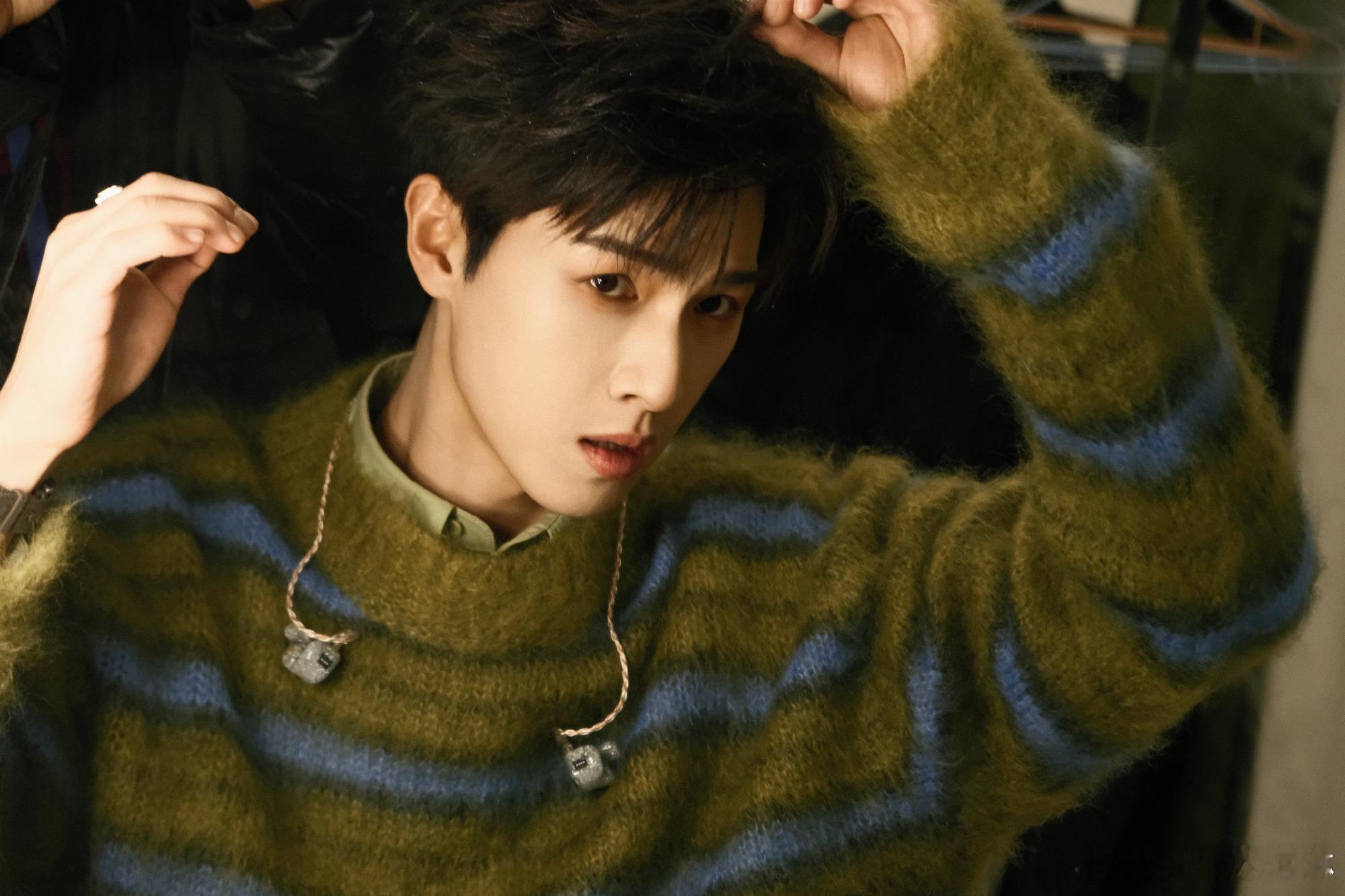 李昀锐台下有效训练台上有效表演 直播我都快看出包浆了！ 