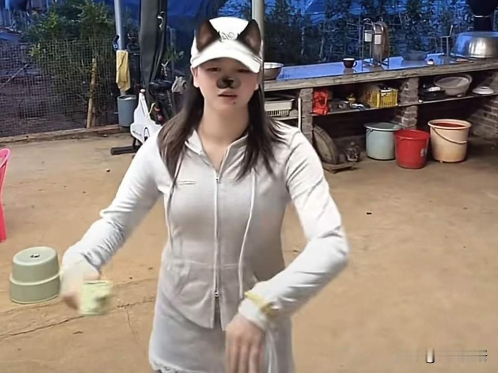 全红婵回老家后，在家门口拿着手机拍跳舞视频，灰色休闲套装，整个人明显瘦了一圈，脸
