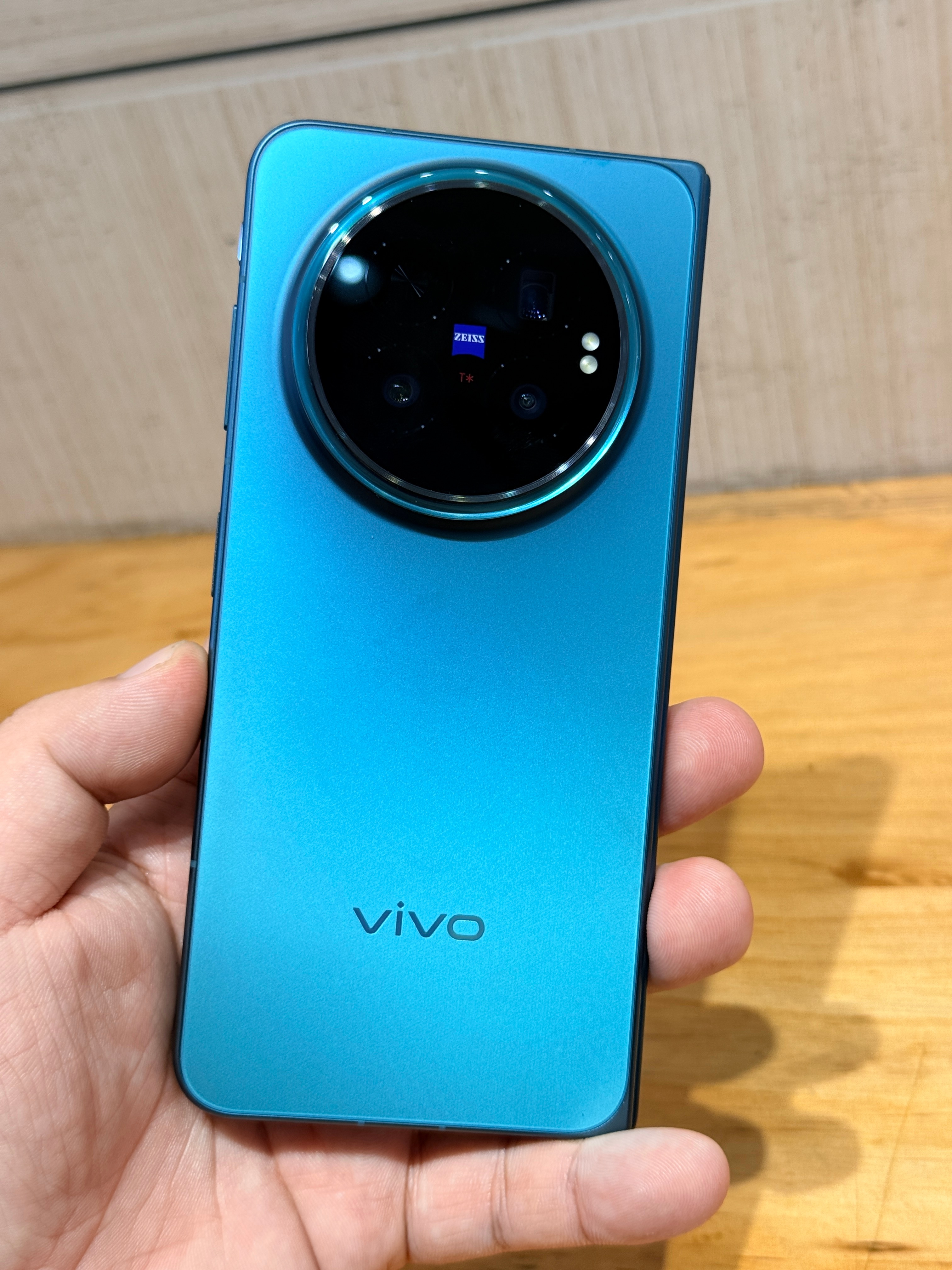 数码 昨晚vivo x fold6 发布会结束和几个数码老师去黄浦江边吃宵夜，有