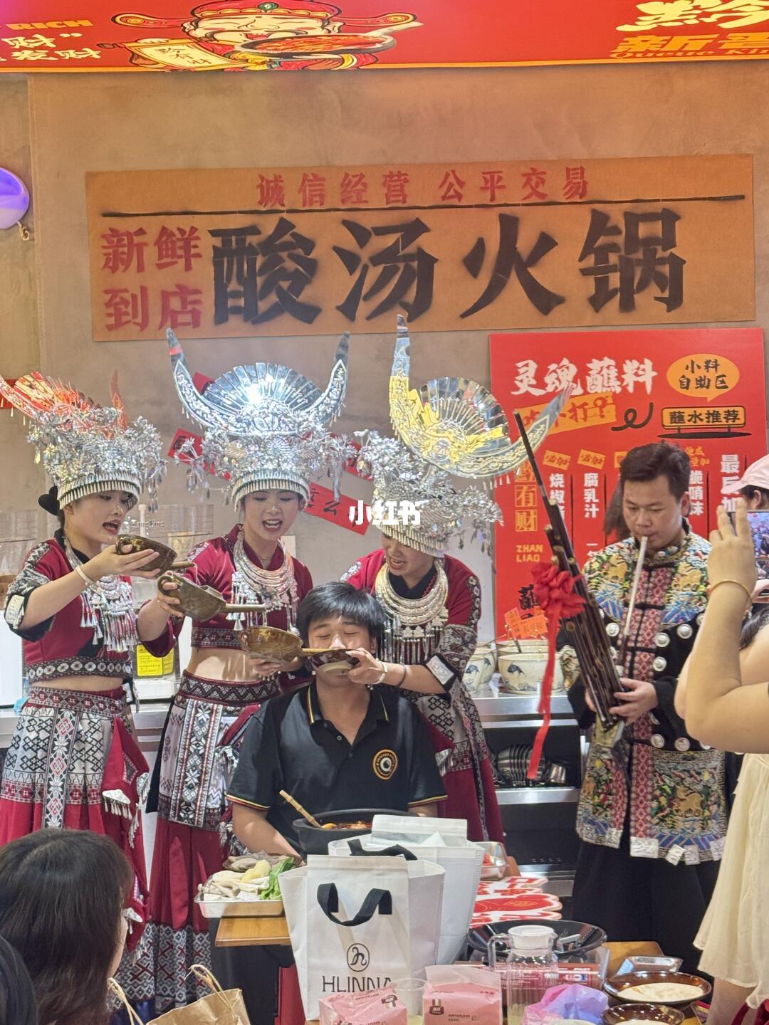 柳州出息了！人均18+吃到扶墙出的贵州酸汤锅