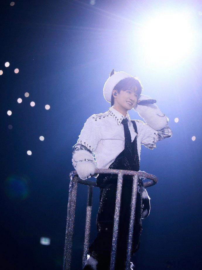 周深被茶餐厅包围了谁懂周深的美食梗有多好笑，舞台上分享丝袜奶茶、菠萝包、鸡蛋仔，