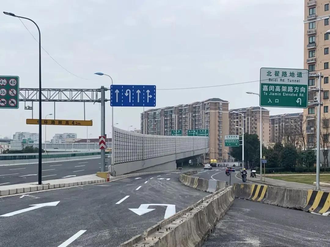 北翟路地道总长1.78公里，一边只有3条车道，限速60码，本来是方便大家从市区去