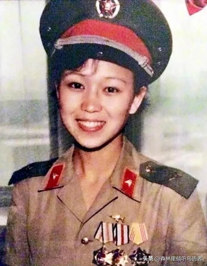 1984年7月深夜，老山前线落水洞野战医疗所，19岁的钟惠玲蹲在地上，为刚下火线