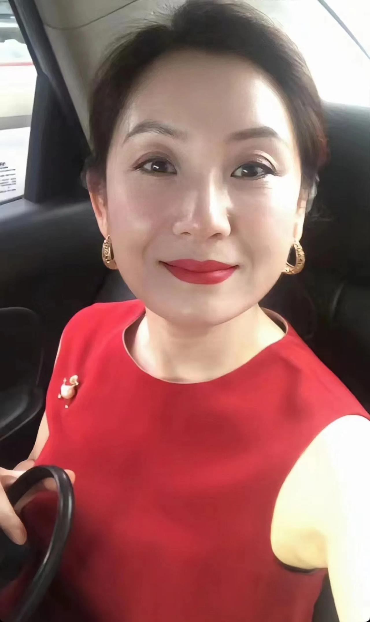 成熟美阿姨
阿姨年轻的时候一定是一个远近闻名的大美女，到了四十岁这个年龄依旧风韵