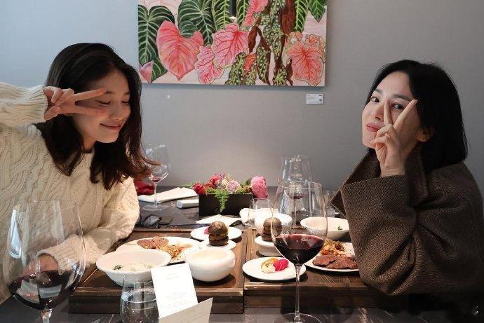 宋慧乔裴秀智庆生合照 两大美女同框太养眼!优雅宋慧乔与甜美裴秀智，庆生合照释出，