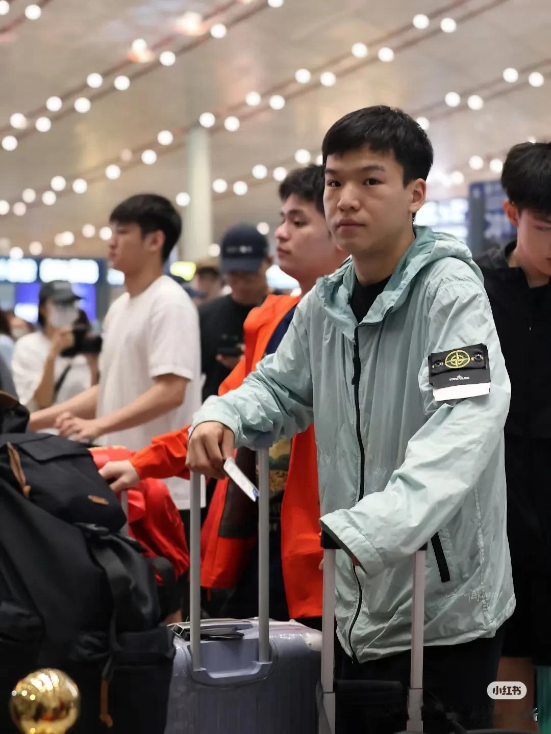 国乒队员们出发飞横滨了。
向鹏和王艺迪今天下午3点要出席抽签仪式，后天比赛正式开