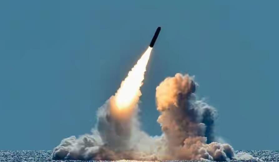 俄乌局势升级，英法或亲自下场：完成派兵准备，还要向基辅运核弹