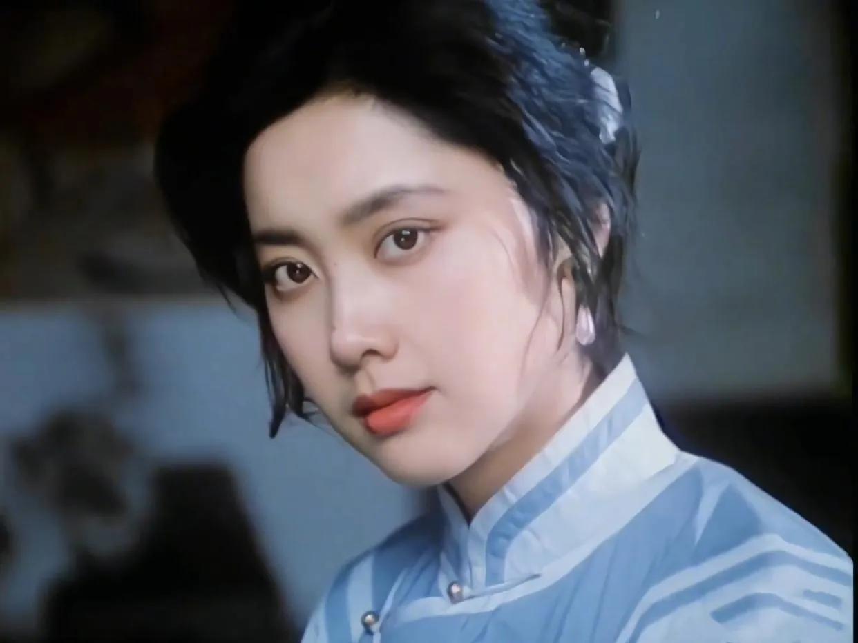 年轻时的朱琳，天生丽质，美得让人心动，秒杀现在的一众一线女星。
年轻时的朱琳国色