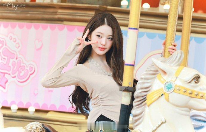 张元英坐旋转木马 👸🎠这是真公主！ 