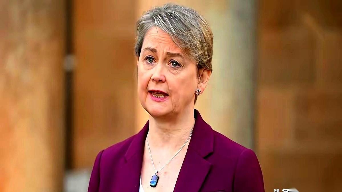 英国政坛这出戏，真是比剧本还精彩。首相斯塔默的办公室里，据说连空气都凝固了。
一