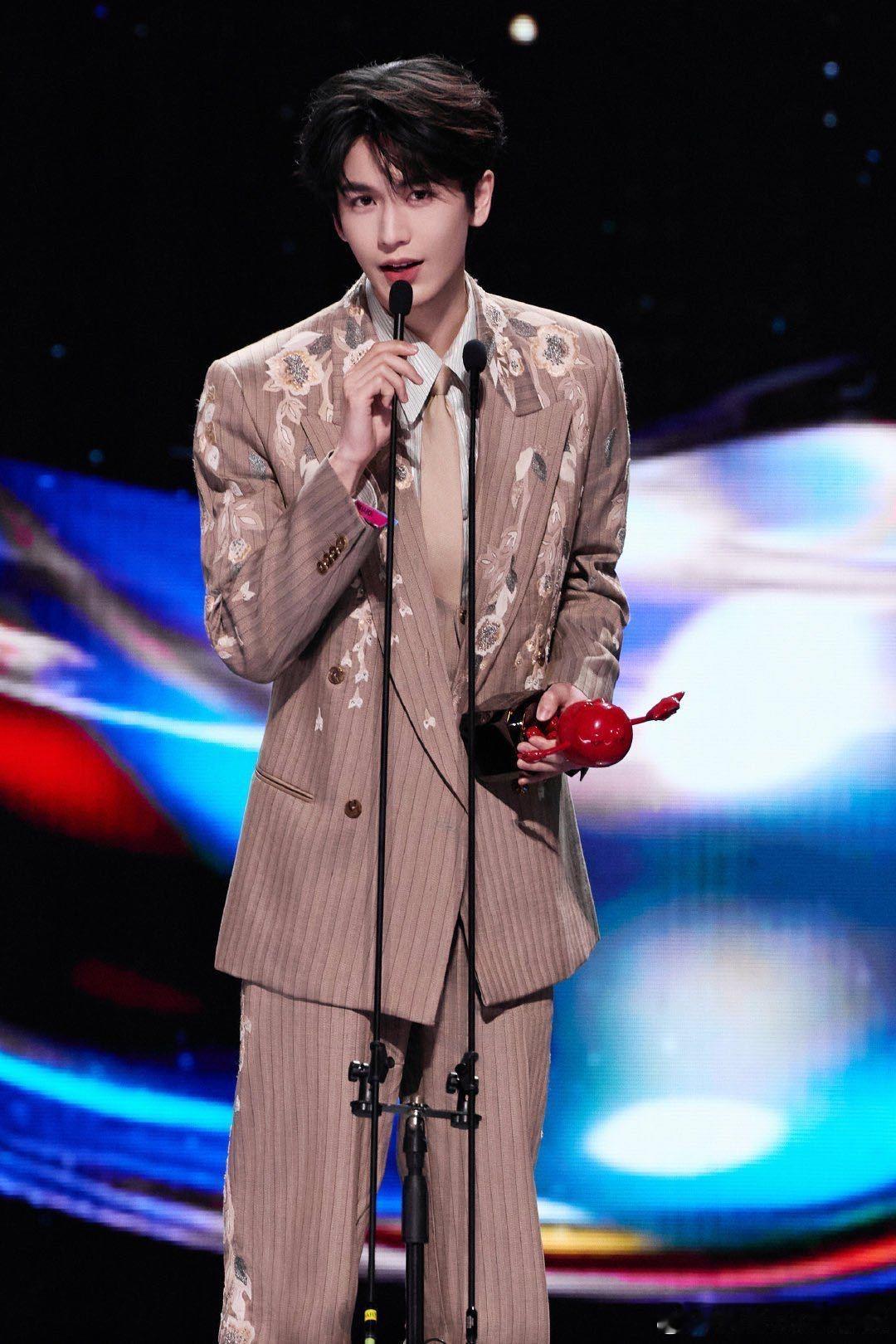 张凌赫问柚子叶是什么意思张凌赫2026继续当月更私信博主 张凌赫采访名场面+1！