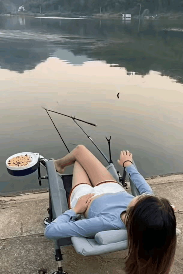 姑娘这回亏大了，好几百一根的魚杆，眯一会儿觉的功夫，就被大鱼给顺走了，这可咋整啊
