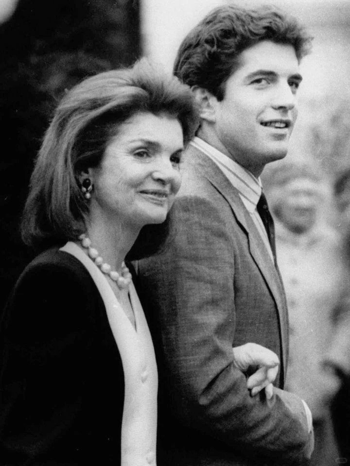 杰奎琳和她的儿子小肯尼迪