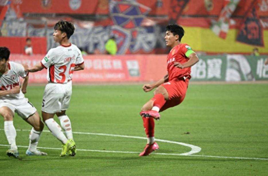 重庆铜梁龙有个外号叫“咪咕之王”！据说，咪咕直播无论是不是铜梁龙比赛，都有球迷在