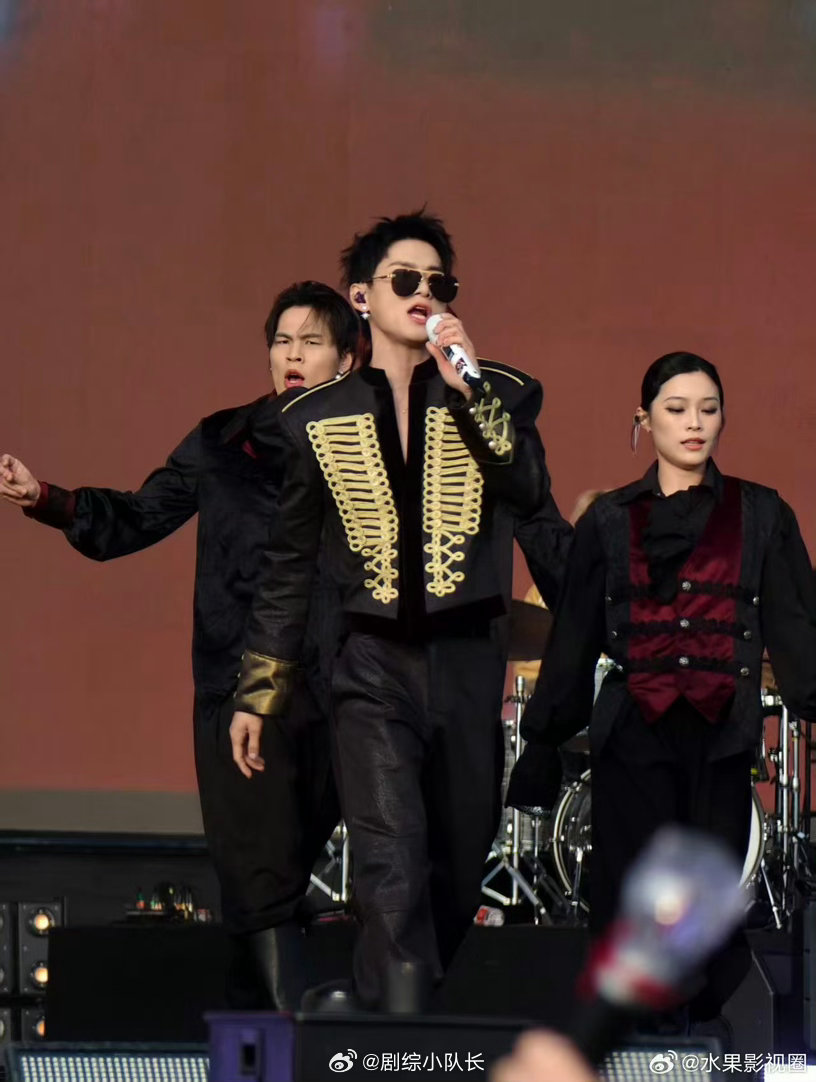 姚琛腹肌富有且慷慨姚琛腹肌生图 《Play with Fire》那段确实带感。全