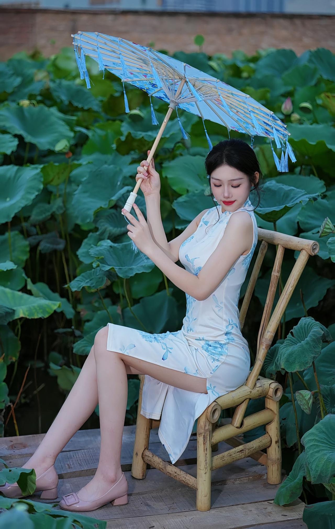我不爱无聊人间 
只偏爱你眉眼