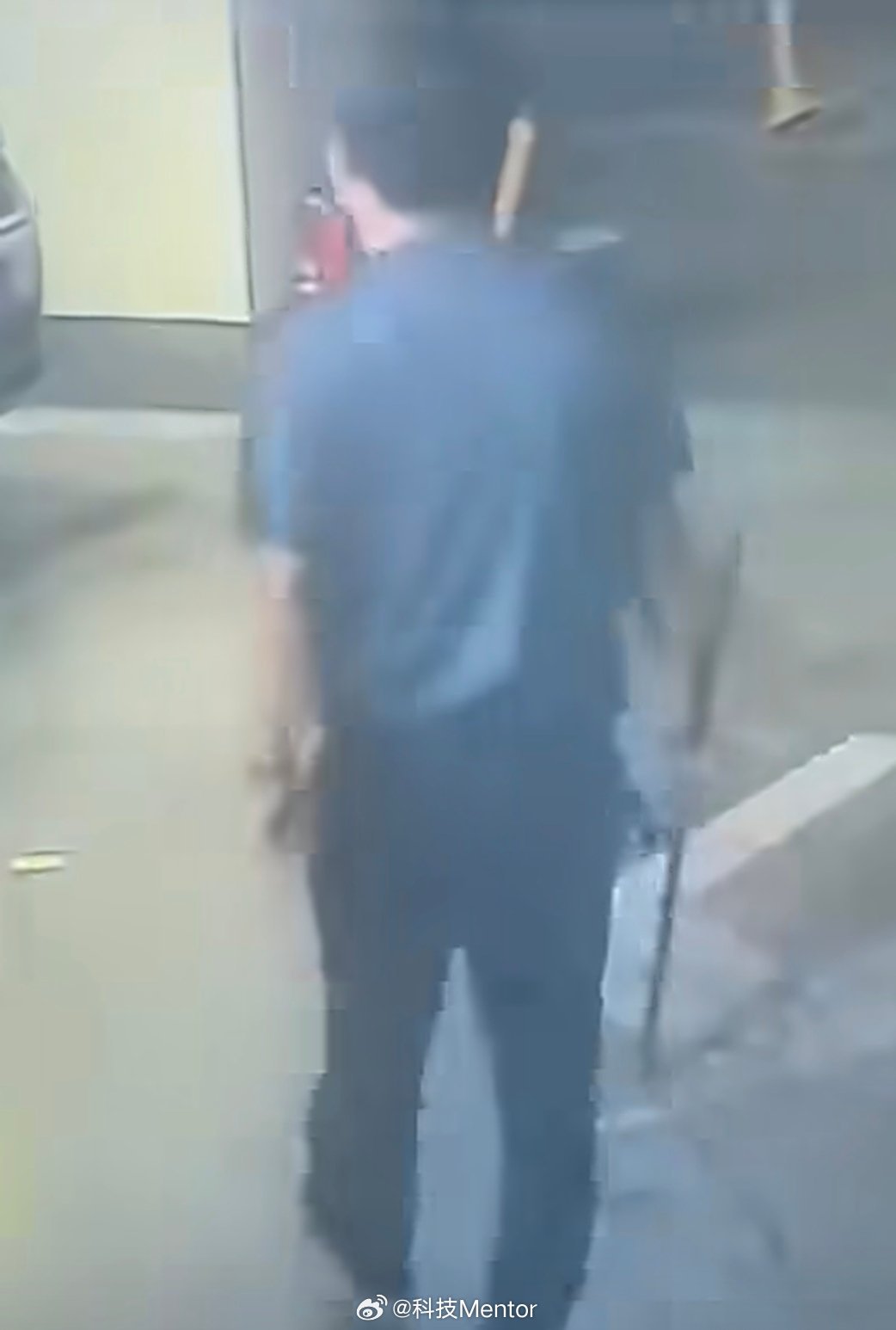 公职人员停车受阻暴力损坏地锁穿上制服是人民公仆，脱了制服就成了地下室霸王？没车位