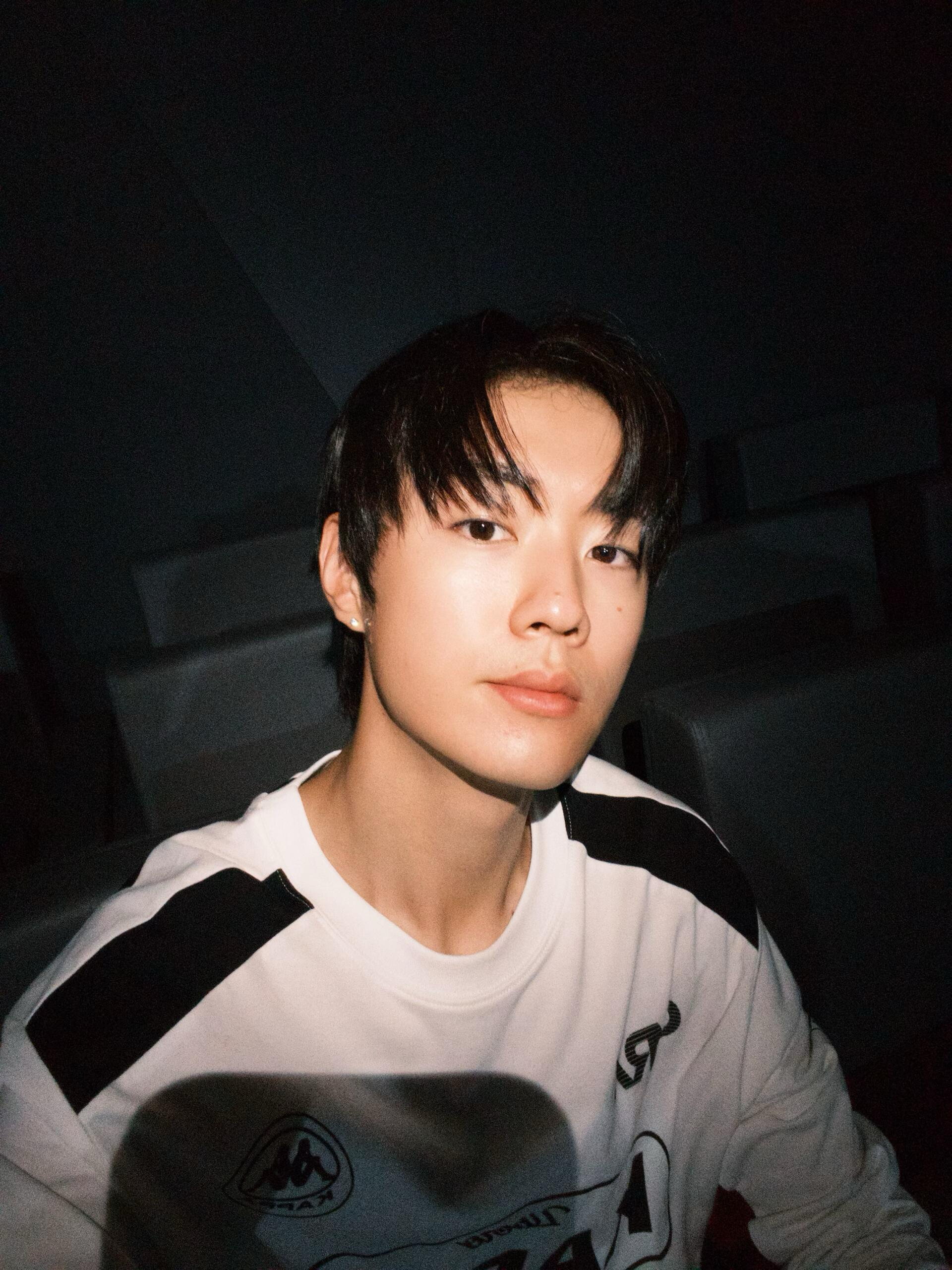 小男子就这样偷偷藏不住