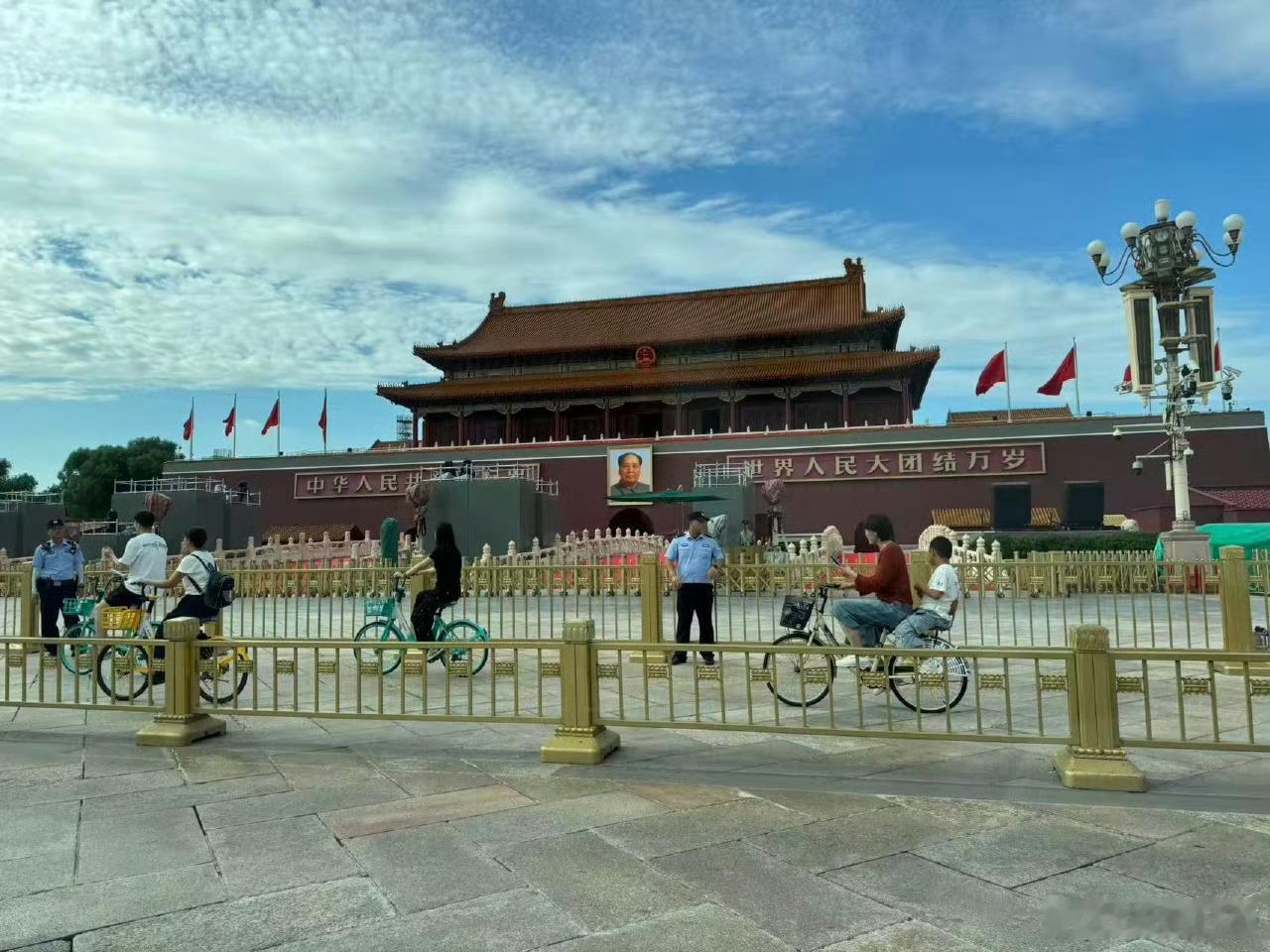 座位已经安装好了，就等那一句标兵就位！10天后一起看阅兵热点现场 ​​​