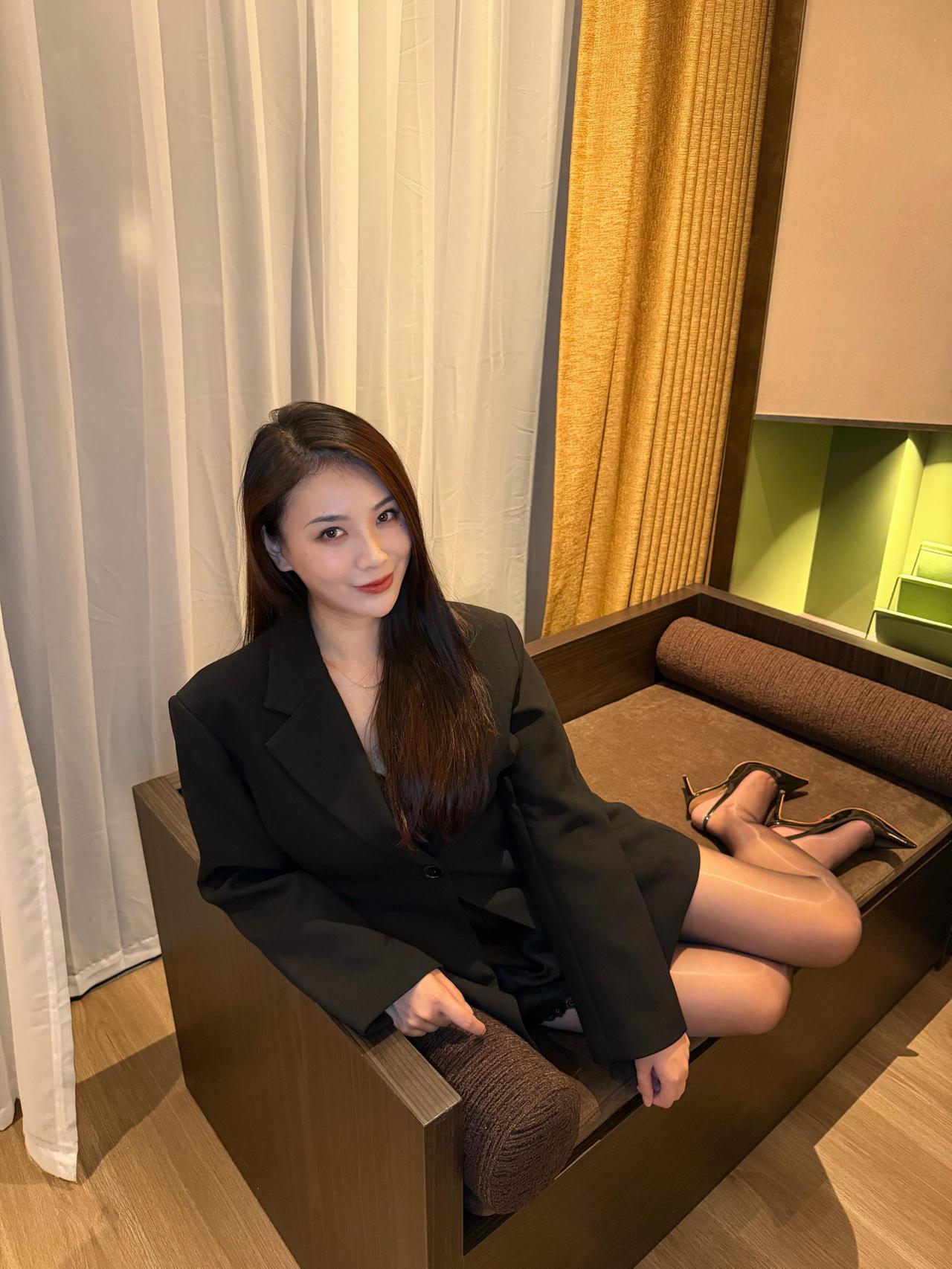 女人真正的气质是什么？ 褪去浮躁，在一隅安静空间，与自己温柔相处。